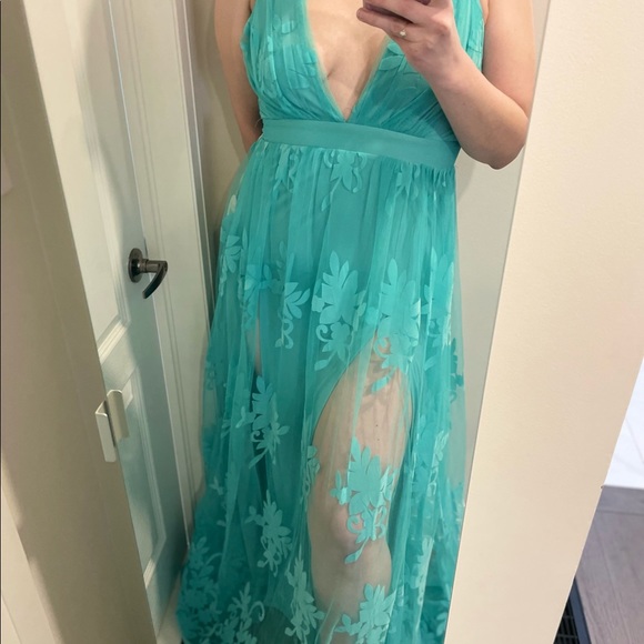 Luxxel Dresses & Skirts - ✨NWT✨Stunning Felted Floral Detailed Lace Plunge Maxi Dress Aqua/Turquoise